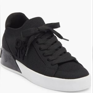 Size 9 DKNY WOMEN'S MALLORY LACKE UP SNEAKER RETAIL 139$